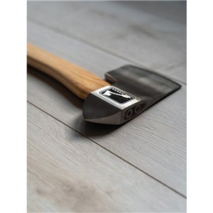 King of Diamonds Throwing Axe