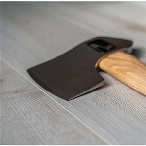 King of Diamonds Throwing Axe